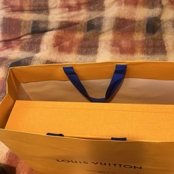 Louis Vuitton empty magnetic box with shopping bag - Picture 5 of 5